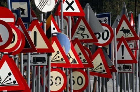 Волинських водіїв просять не красти дорожні знаки