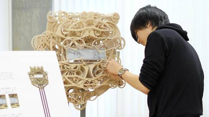 Японський студент створив годинник, який пише час 