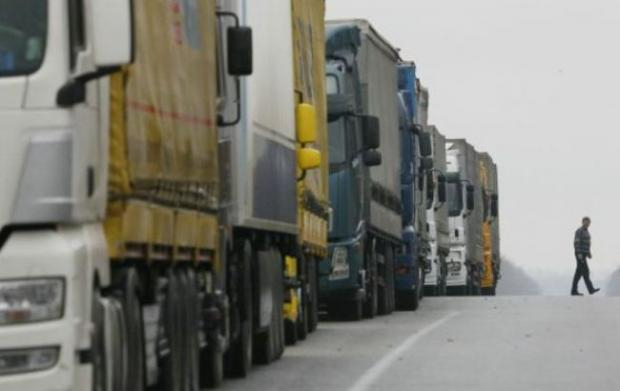 На Волині заблокували шість російських вантажівок, – активіст