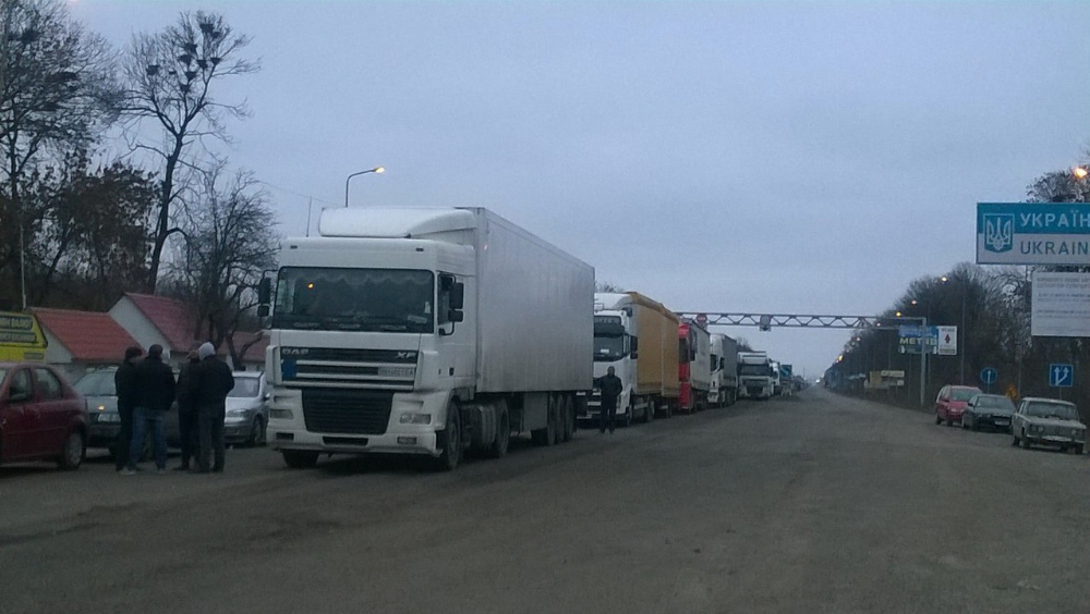 Свободівці продовжують блокувати російські вантажівки