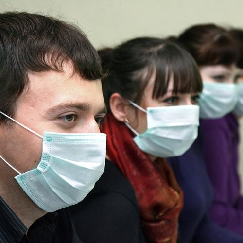 Дирекція луцької «Нової пошти» одягнула своїх працівників в медичні маски
