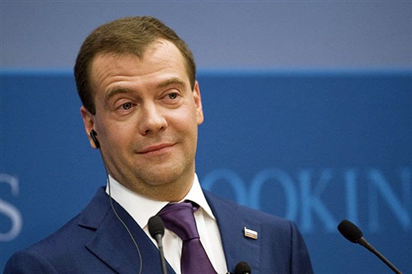 Медведєв запроваджує санкції проти України і вимагає 