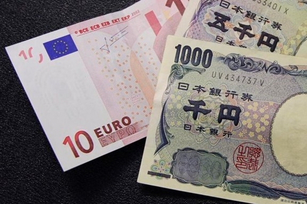 Після терактів у Парижі курс євро до йєни впав до  мінімуму