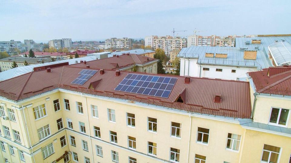 На даху волинської обласної лікарні встановили сонячну електростанцію (Фото)