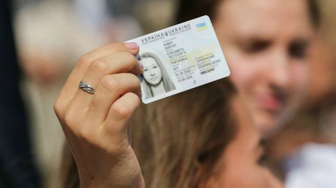 Чи потрібно волинянам змінювати паспорти-книжечки на ID-картки 