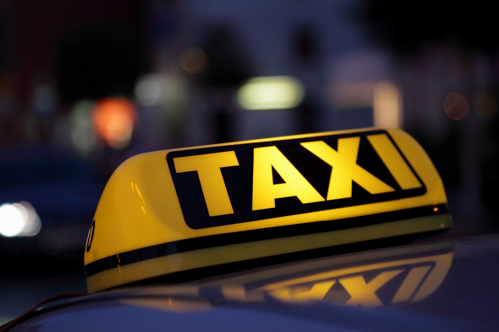 Як безпечно їздити в таксі: поради фахівців