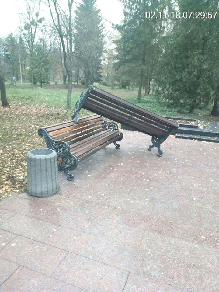 Вандали зробили «перестановку» в центральному парку Луцька (фото)