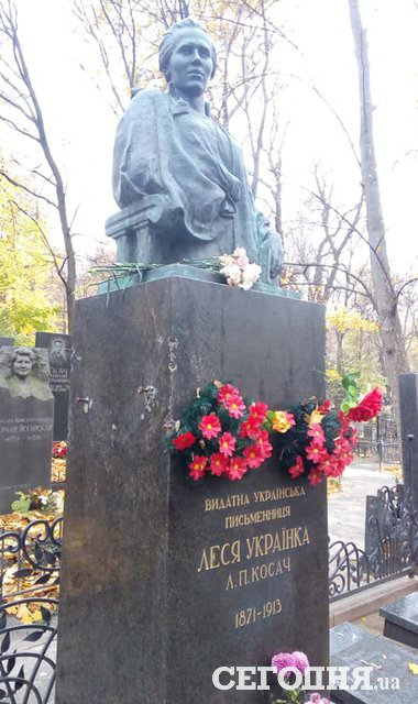 Пошкоджену майже рік тому могилу Лесі Українки так і не відновили