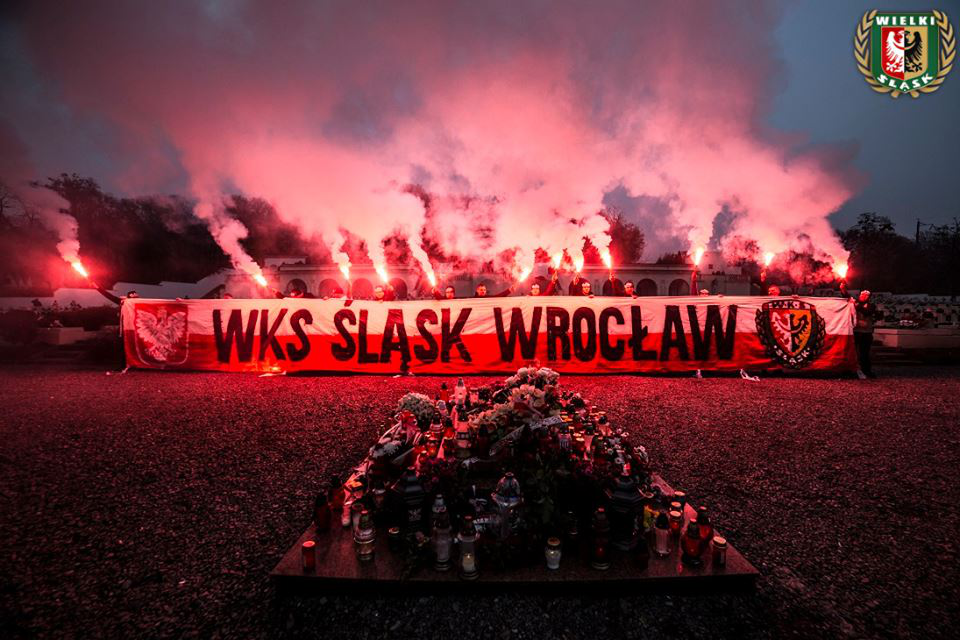 Польські ультрас відзначили 100-річчя боротьби поляків проти ЗУНР на цвинтарі у Львові