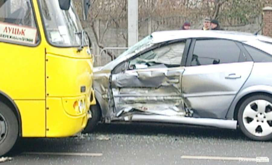 У Луцьку Opel в'їхав у маршрутку: є постраждалі