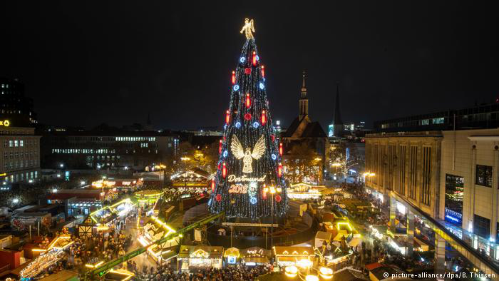 У Німеччині встановили найбільшу різдвяну ялинку