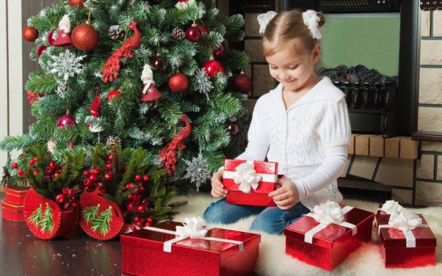 Коли вигідно купувати новорічні прикраси і подарунки: порада експерта
