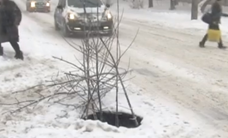 На дорозі в Луцьку автомобіль провалився у яму (відео)