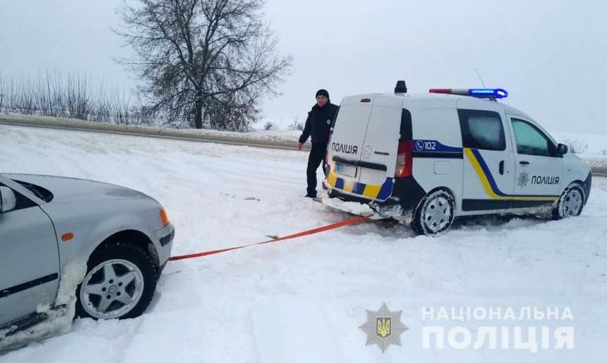 На Волині поліцейські допомагають водіям вибратися із снігового полону