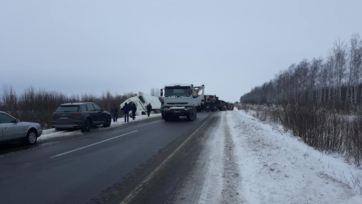 Траса Ковель-Ягодин: вантажівка перекинулася у кювет (фото)