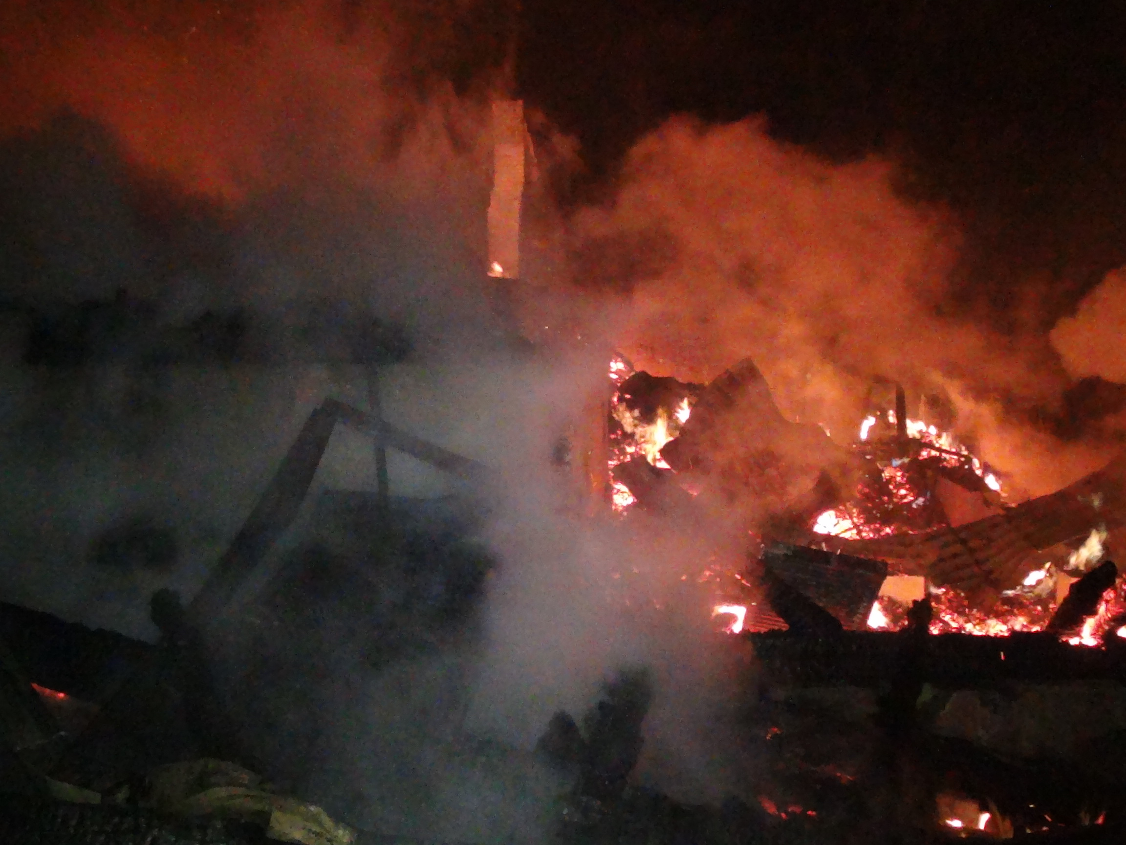 Поблизу Буковеля загорівся готель: є жертва (фото)