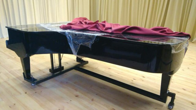 У Луцьку музичну школу повернули відреставрований рояль