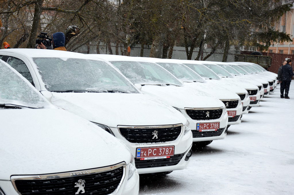 Волинським сімейним лікарям передали 23 автівки Peugeot (фото)