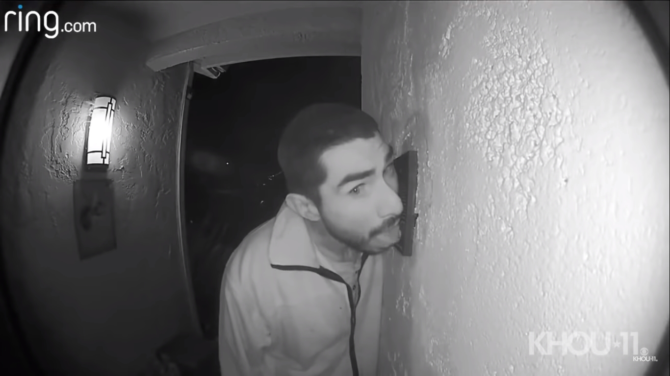 У Каліфорнії заарештували чоловіка, який три години лизав дверний дзвінок (відео)
