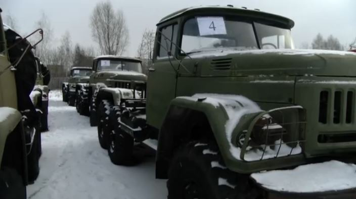 У Луцьку військові повертають до життя радянські автомобілі (відео)