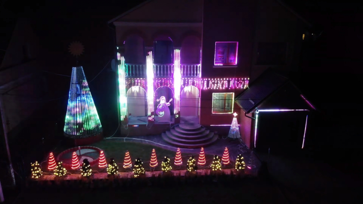 20 тисяч світлодіодних лампочок: на Рівненщині родина влаштувала музично-світлове шоу на власному обійсті (відео)