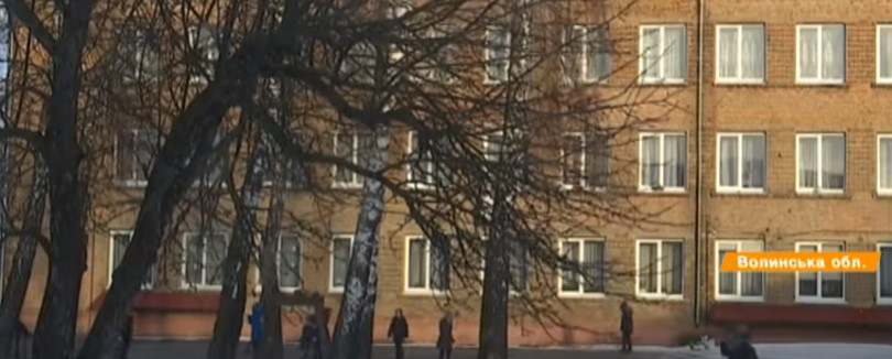 У ліцеї в Княгининку черговий побив шестикласника (відео)