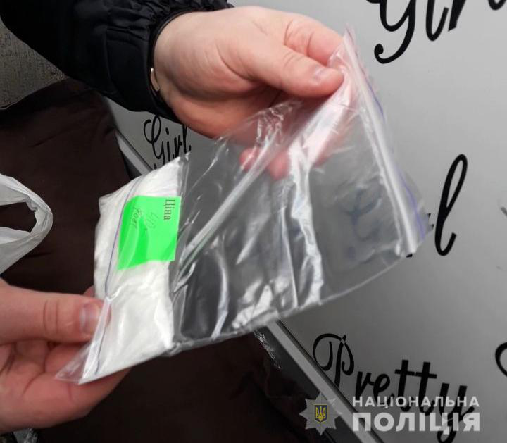 У Луцьку затримали юнака, який збував наркотики через закладки (фото)