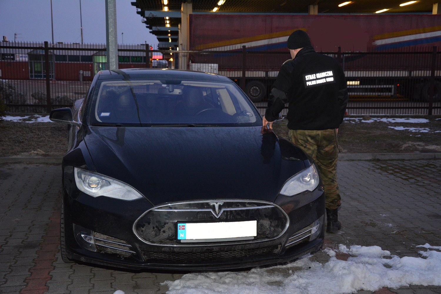 У Польщі в українця знайшли викрадену Tesla вартістю понад два мільйони гривень