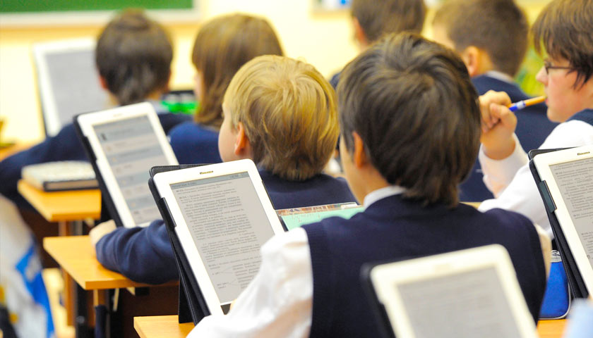 Українські школи безкоштовно отримають електронні підручники