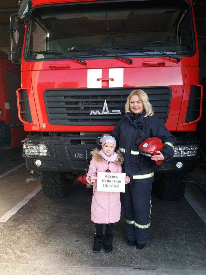 Волинські рятувальники підтримали британську дівчинку, яка мріє стати пожежницею