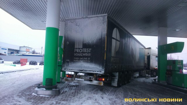У Луцьку на заправці вантажівка зачепила бензоколонку (фото)