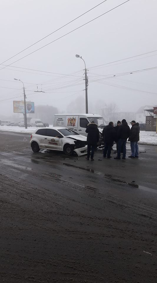 Аварія у Луцьку: зіткнулися легковик і бус (відео)