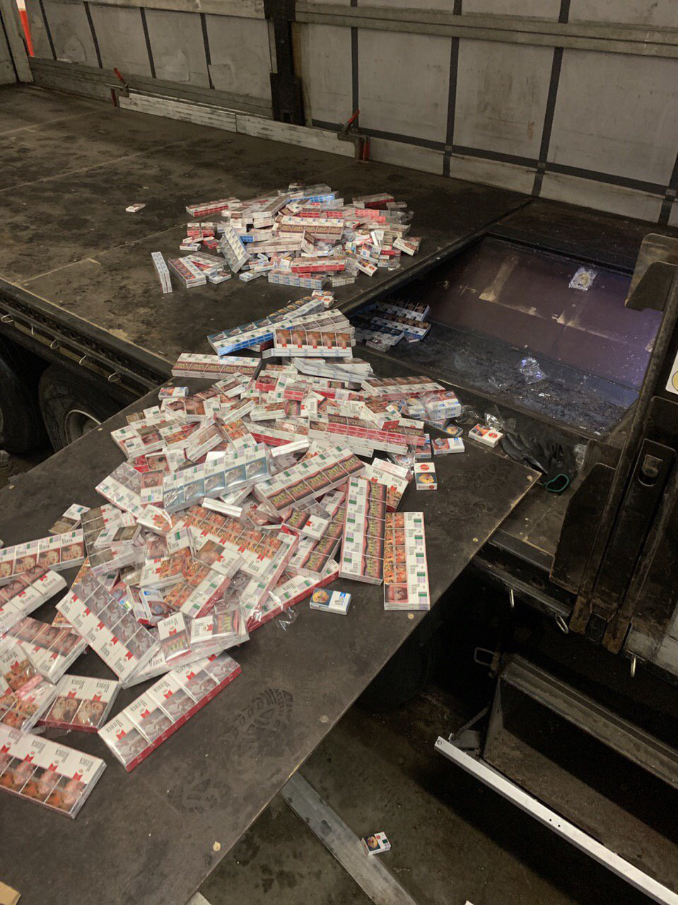 На Волині на посту Ягодин вилучили з «порожньої» фури цигарок на півмільйона (фото)