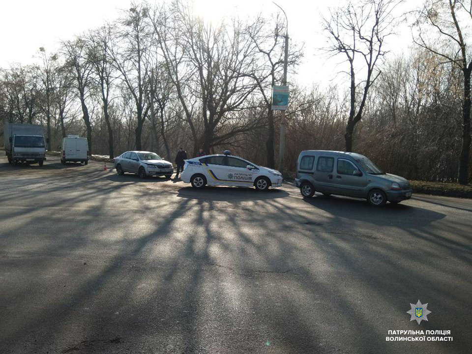Аварія на перехресті в Луцьку: автомобілі «наздогнали» один одного (фото)