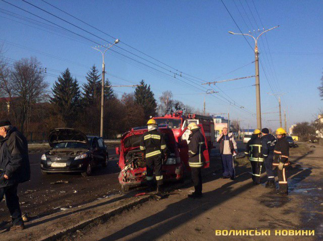 Потрійна аварія у Луцьку: потовклися два «Мерседеси» і Kia (фото, оновлено)
