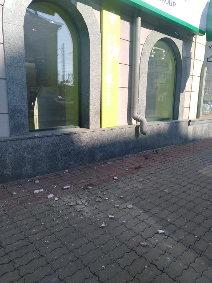 Обережно: у центрі Луцька обсипається балкон(фото)