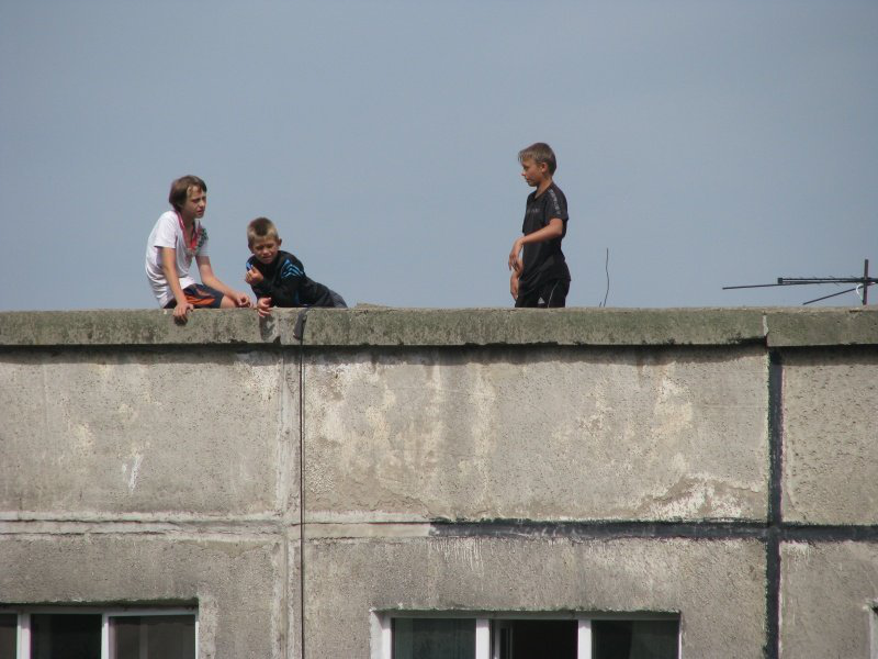 Лучанка зняла на відео дітей на даху (відео)