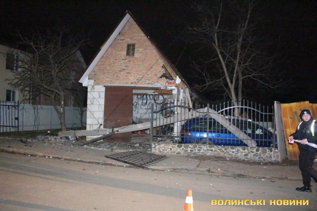 ДТП у Луцьку: водій протаранив гараж та стовп електроопори, а сам втік (фото)