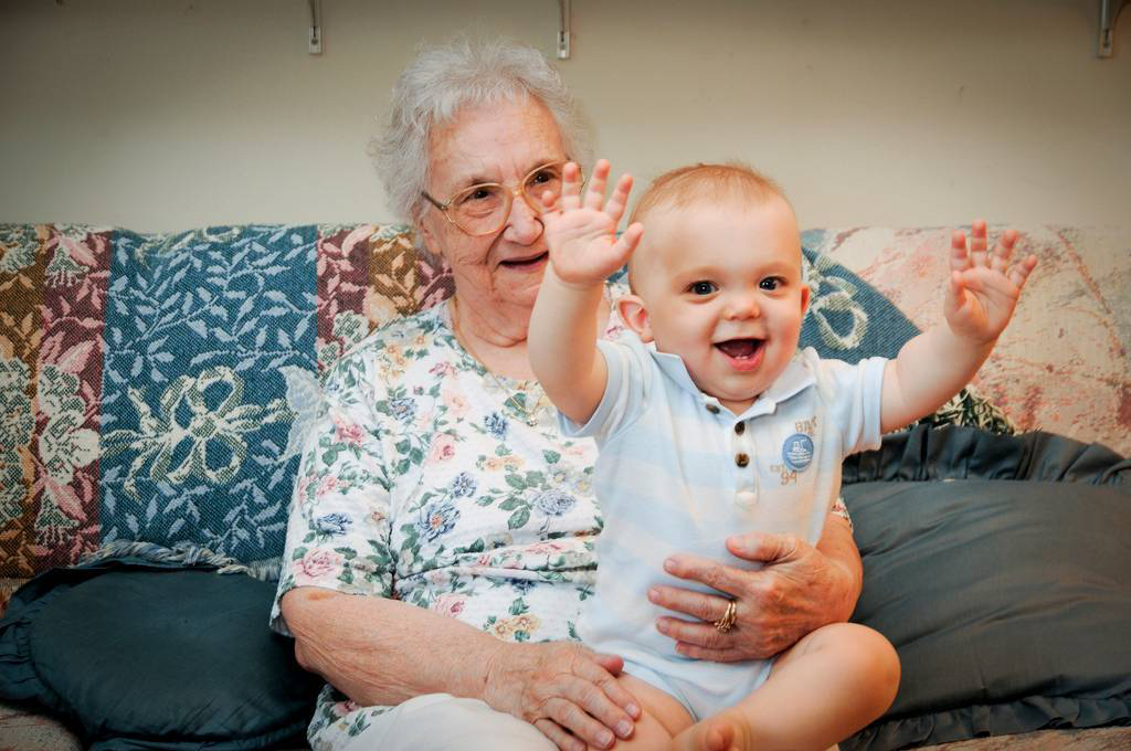 В Україні бабусям і дідусям платитимуть за те, що сидять з онуками