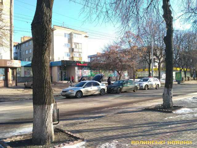 На проспекті Волі в Луцьку зіткнулися два Renault (фото)