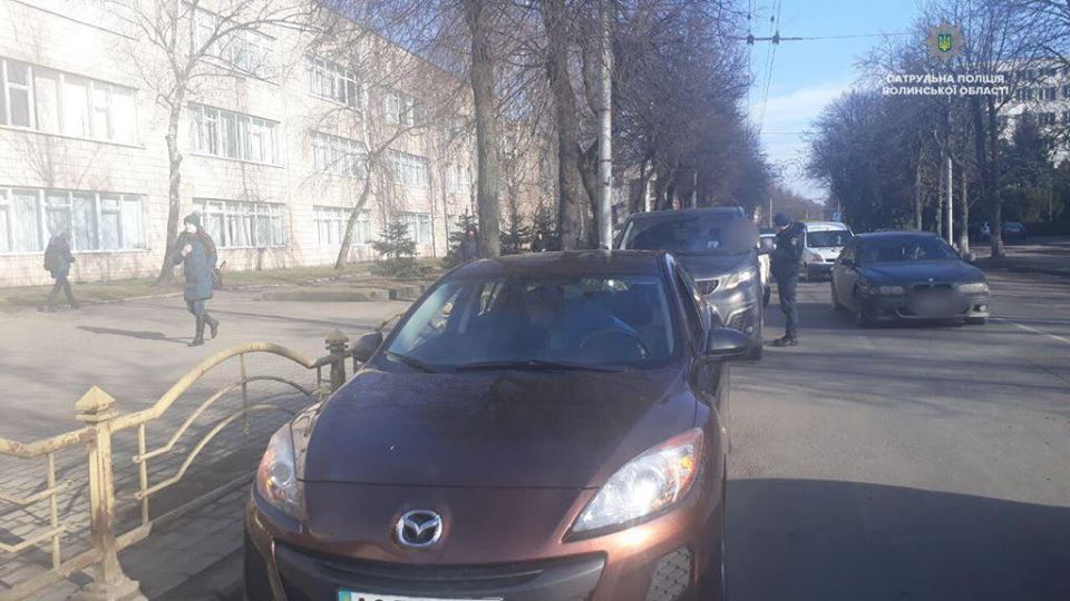 У Луцьку покарали водіїв за неправильне паркування біля гімназії