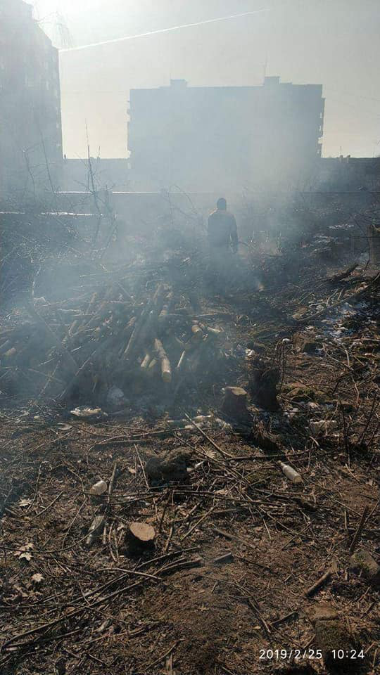 Будівельників покарали за спалювання сміття в Луцьку (фото)