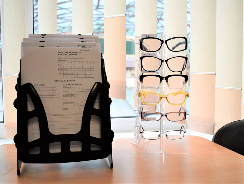 У луцькому ЦНАПі для заповнення документів видаватимуть окуляри