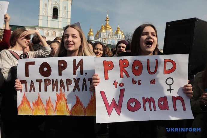 «Я — транс-жінка-феміністка» та «Бог! Батьківщина! Патріархат!»: у Києві контрмарші, є затримані
