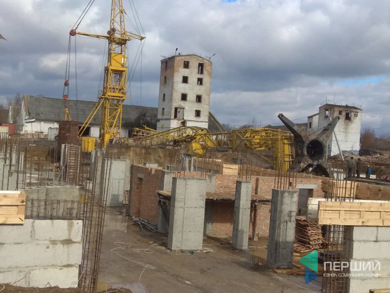 У Луцьку на будівництві житлового комплексу впав кран (фото)