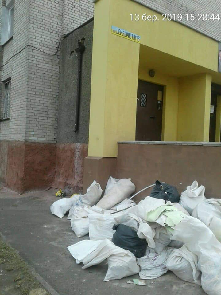 У Луцьку муніципали змусили поприбирати сміття біля багатоповерхівок