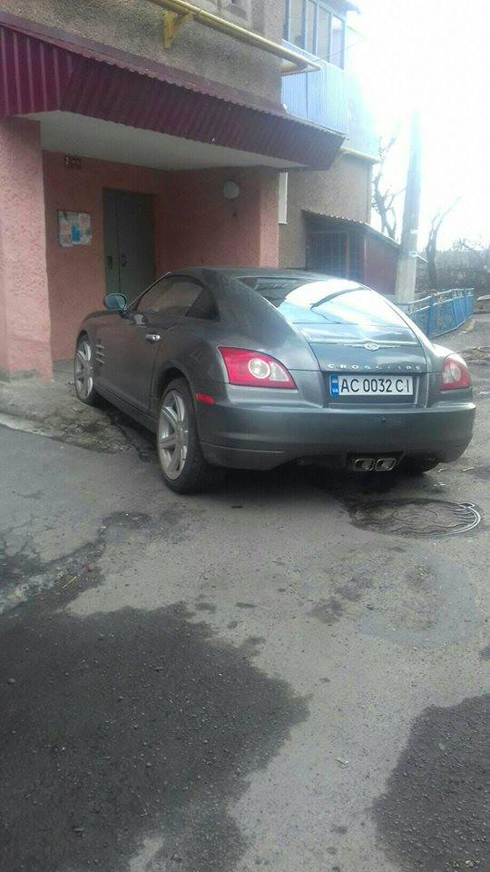 «Укропівський» депутат зізнався, чому загородив під'їзд своїм авто (фото)