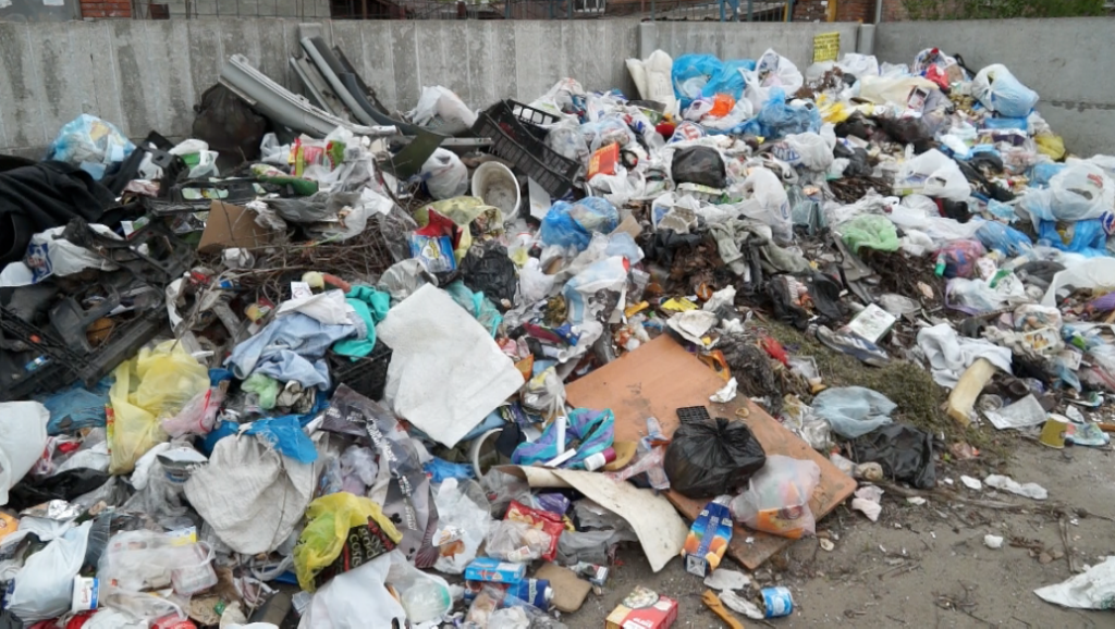 У Луцьку просять забрати сміття з центру міста