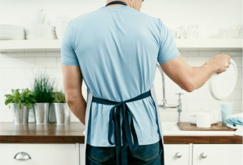 Найкращими коханцями виявилися чоловіки, які миють посуд, - дослідження