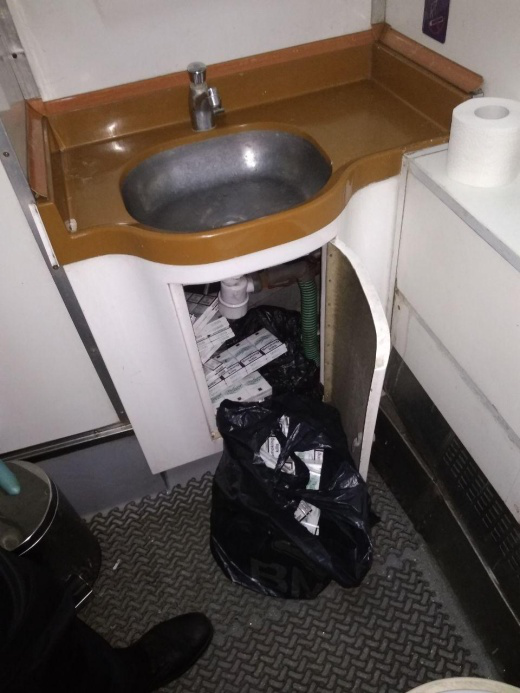 В «Ягодині» в туалеті потяга знайшли контрабандні цигарки (фото)